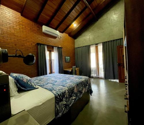 尼甘布Negombo Morawala Beach Villa的一间设有床铺的卧室,位于带窗户的房间内
