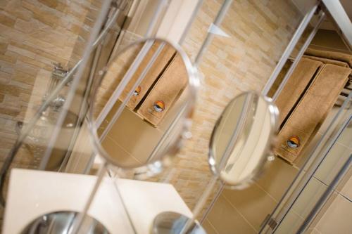 大塔拉哈尔Viviendas Vacacionales Amanay的一间带卫生间和镜子的浴室