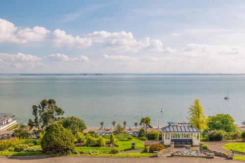 滨海绍森德Muthu Westcliff Hotel (Near London Southend Airport)的从大厦欣赏到水景