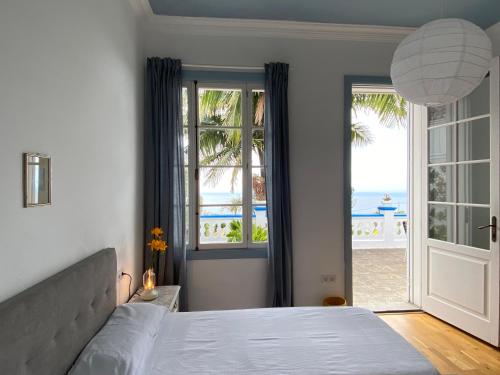 拉奥罗塔瓦Villa Finca El Drago的一间卧室配有一张床,享有海景