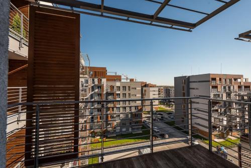 卡托维兹Apartamenty Tespis - Francuska Atal Park II的阳台享有建筑景观