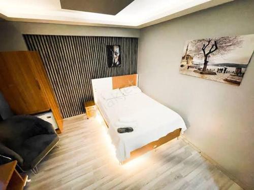 KonakDNC REZİDANCE的卧室配有白色的床和沙发