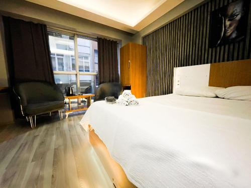 KonakDNC REZİDANCE的卧室设有一张白色大床和一扇窗户。