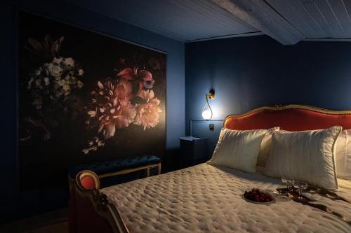 阿格德LA PERLE NOIRE的一间卧室配有一张壁画床