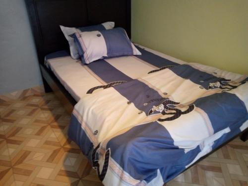 波特尔堡COZYCRIB的一间卧室配有蓝色和白色床单