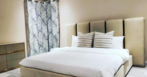 ChoiseulThe Island Experiences Luxury Villa的一间卧室配有带白色床单和枕头的床。