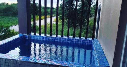 ChoiseulThe Island Experiences Luxury Villa的一座带围栏的房子内的游泳池