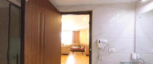 加德满都Hotel Mirage Regency的墙上的电话浴室和客厅