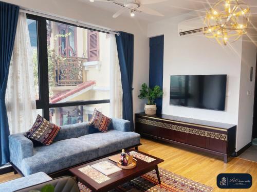 河内High-ser Apartment -2BR - NiceView - Parking - Spacious - In center的带沙发和平面电视的客厅