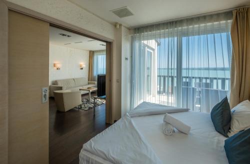蒂豪尼回声公寓全套房酒店 的一间卧室设有一张床和一个大窗户
