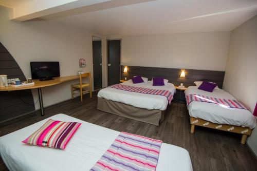 奥尔泰兹奥塔斯基里亚德酒店的酒店客房配有两张床和一张书桌