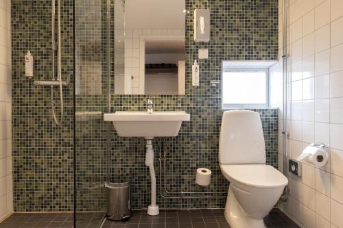 马尔默马尔默早安酒店的浴室配有卫生间、盥洗盆和淋浴。