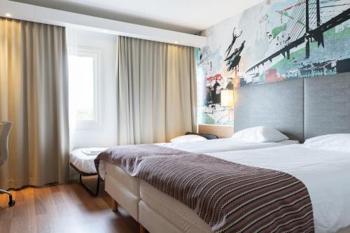 马尔默马尔默早安酒店的酒店客房设有两张床和窗户。