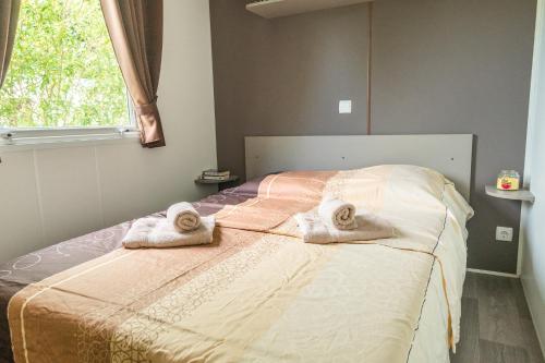 圣让-德蒙Bontempo Village La Yole的一间卧室配有带毛巾的床