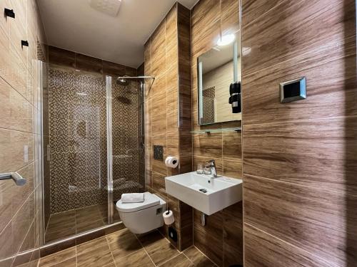 里马夫斯卡索博塔AM HOTEL WELLNESS ****的浴室配有卫生间、盥洗盆和淋浴。