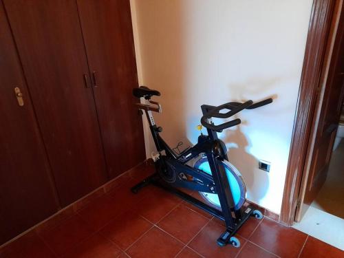蒙特费雷Apartament Gran Pirineu的停放在房间内的一辆黑色健身自行车