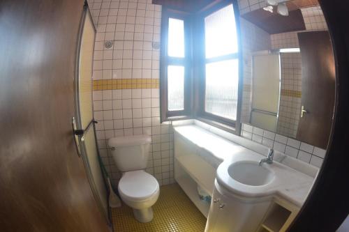尚格里拉Pousada Quintal !的一间带卫生间、水槽和窗户的浴室