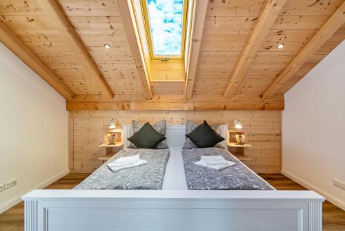 GaißachWohnung Brauneck的木天花板的客房内的一张床位