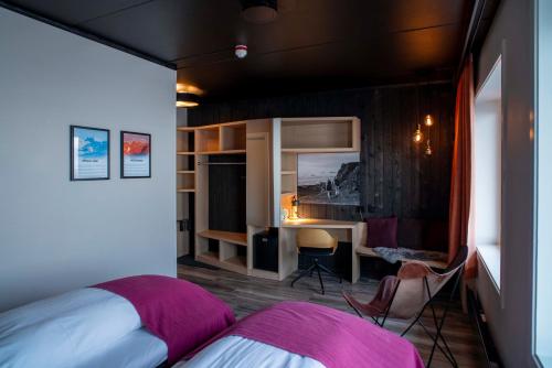 MelbuMelbu Hotell的一间卧室配有一张床、一张桌子和一张桌子