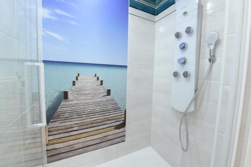 康卡勒exceptionnelle maison de charme à 50m du port et de sa plage的码头旁的浴室设有步入式淋浴间