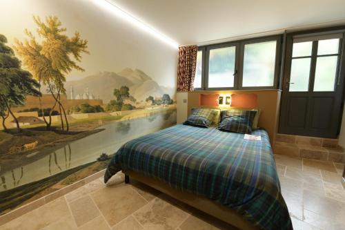 康卡勒exceptionnelle maison de charme à 50m du port et de sa plage的一间卧室配有一张壁画床