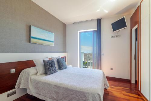 Tafira BajaVilla Al Alba的一间卧室设有一张床和一个大窗户