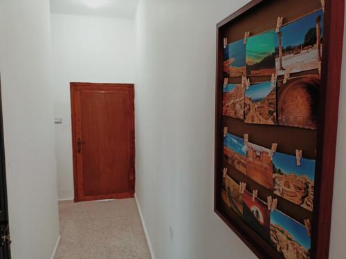 杰里科BnB La Luna Entire Apartment的挂在门边墙上的画
