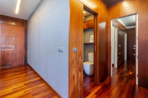 Tafira BajaVilla Al Alba的铺有木地板的客房设有带卫生间的浴室