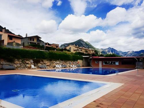 Apartament dúplex amb vistes al Pirineu català内部或周边的泳池