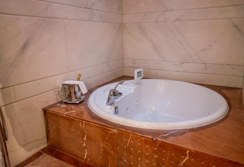 罗马罗马帕皮洛度假酒店的木制柜台上带白色水槽的浴室