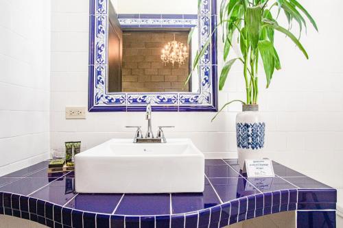 埃尔巴列德安通Casa Madre Tierra的浴室设有白色水槽和镜子