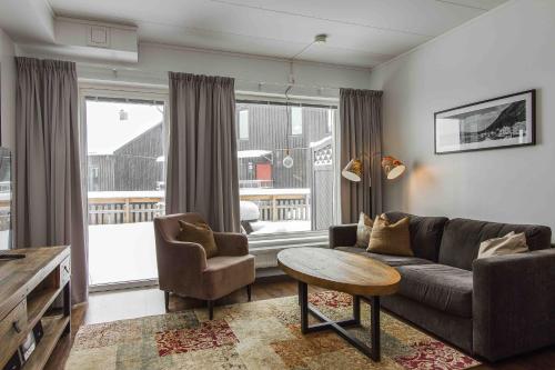 菲奈斯达伦Funäs Ski Lodge的客厅配有沙发和桌子