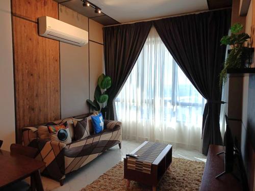 哥打巴鲁Troika Kota Bharu by Salaam Suites的带沙发和大窗户的客厅