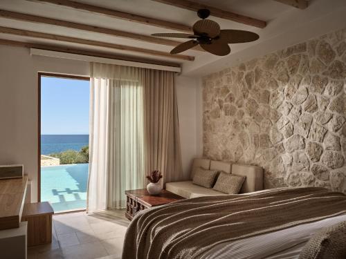 阿克罗蒂Lesante Cape Resort & Villas - The Leading Hotels of the World的一间卧室配有一张床,享有海景