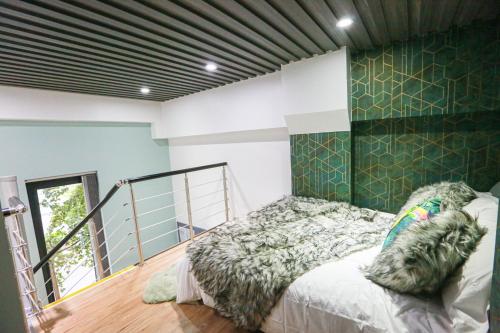 考文垂A103 Cosy City Loft的一间卧室设有一张床和绿色的墙壁