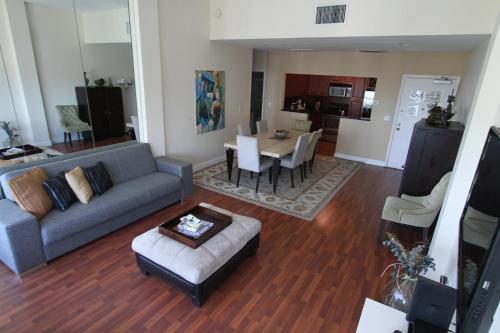 迈阿密海滩2 BD Penthouse with Balcony的客厅配有沙发和桌子