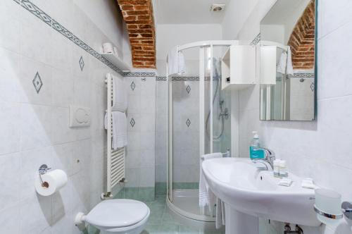 佛罗伦萨Boboli Gardens Lovely Apartment的带淋浴、盥洗盆和卫生间的浴室