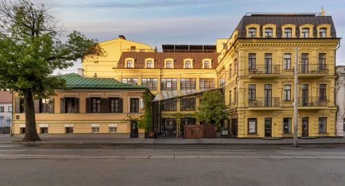 基辅BURSA Hotel Kyiv的街道边的黄色建筑