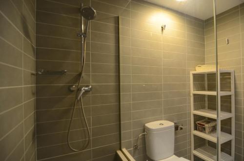 埃斯塔蒂特JARDINS DEL MAR 12的带淋浴、卫生间和淋浴的浴室