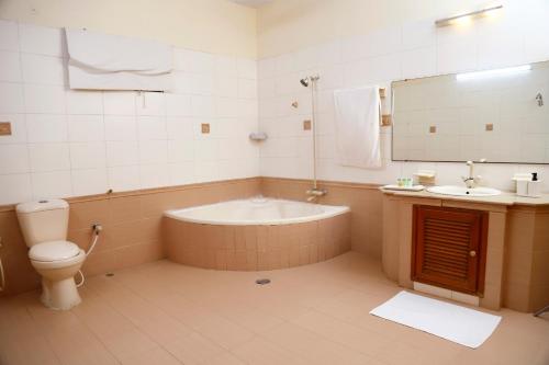 卡拉奇Waypoint Hotel的带浴缸、卫生间和盥洗盆的浴室