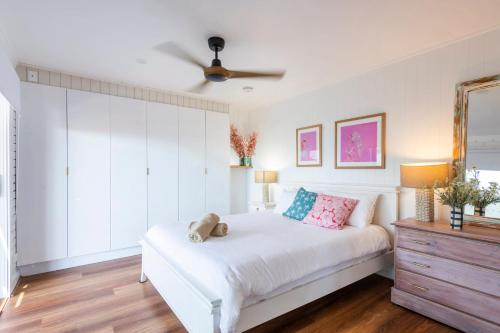 扬巴Bimbajong Studio - oceanstays的卧室配有白色的床和吊扇