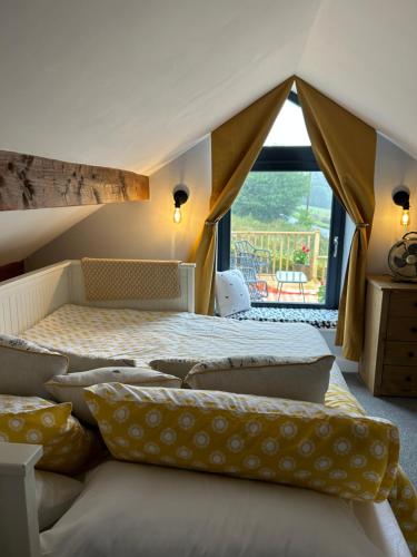 哈沃斯Farways Den的一间卧室设有两张床和大窗户