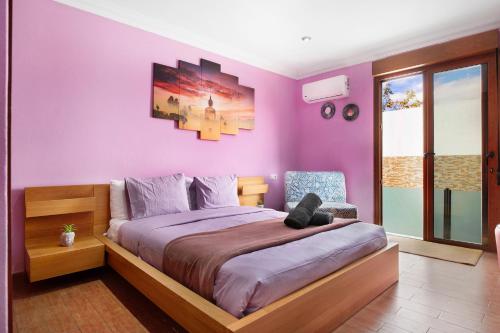 亚伊萨Casa Barriguita的紫色卧室,配有一张带泰迪熊的床