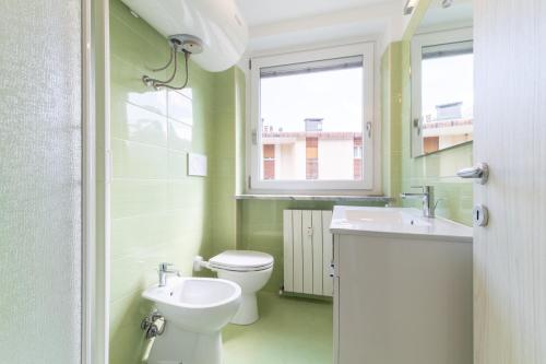 布勒伊-切尔维尼亚Monolocale ristrutturato in centro paese con wifi AS19的一间带卫生间、水槽和窗户的浴室