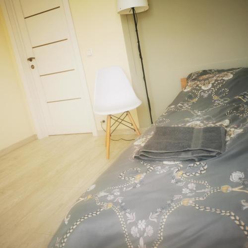 维尔纽斯Rooms in Vilnius的一间卧室配有床、灯和门