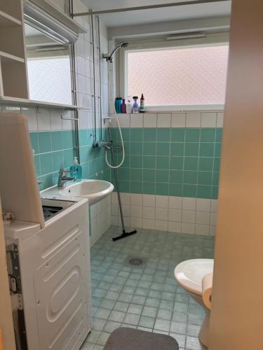 科科拉Apartment Puistokatu的绿色和白色的浴室设有水槽和卫生间