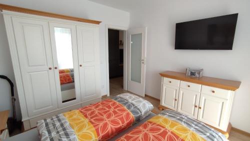 锡比乌Apartment Joerg Sibiu的客房设有两张床和一台平面电视。