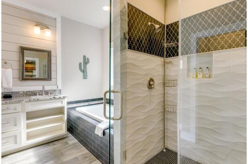 圣安东尼奥Centrally Located Stunning 3BR 2BA Near Downtown的带淋浴和盥洗盆的浴室