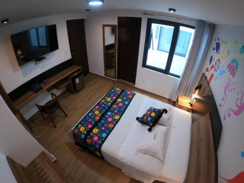 阿亚库乔Platero Hotel的卧室享有上方的景致,配有1张床