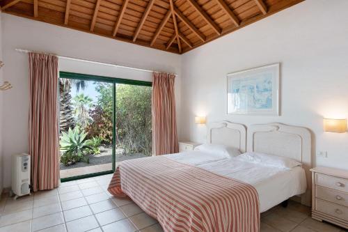 Los BarrosLa Villa La Palma- 1 dormitorio B的一间卧室设有一张床和一个大窗户